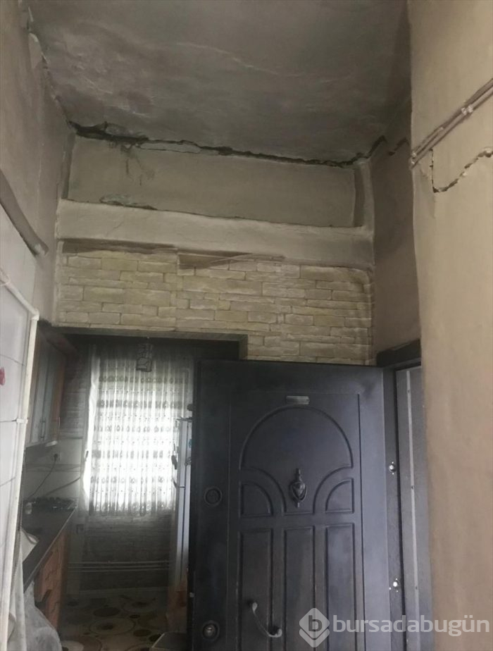 Duvarlarında çatlaklar oluşan binalar boşaltıldı
