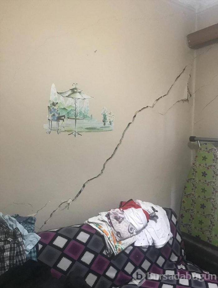 Duvarlarında çatlaklar oluşan binalar boşaltıldı
