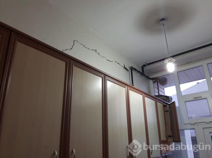 Duvarlarında çatlaklar oluşan binalar boşaltıldı
