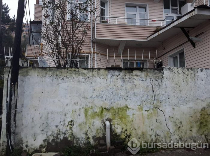 Duvarlarında çatlaklar oluşan binalar boşaltıldı
