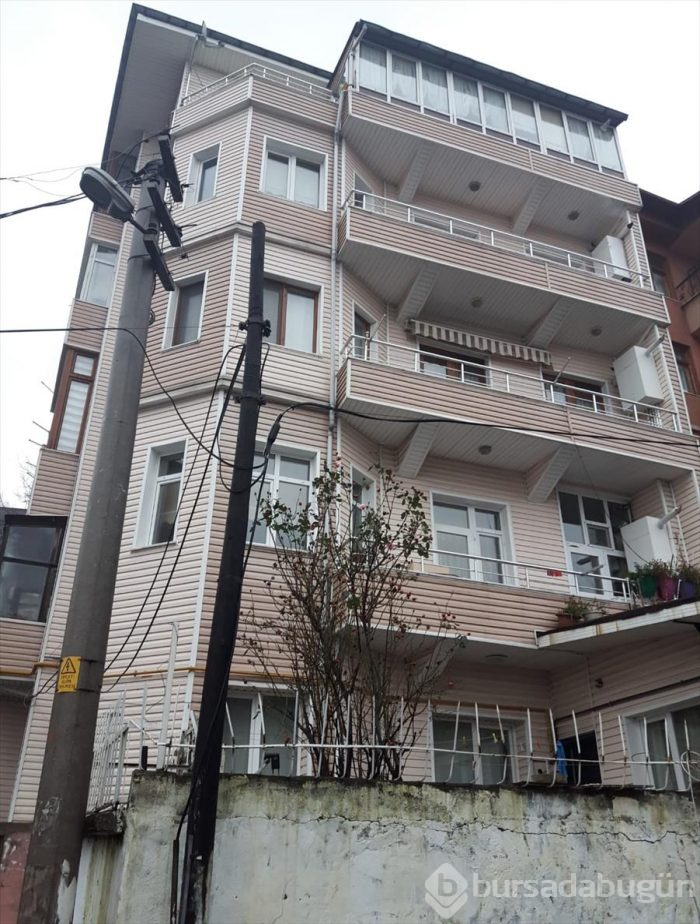 Duvarlarında çatlaklar oluşan binalar boşaltıldı
