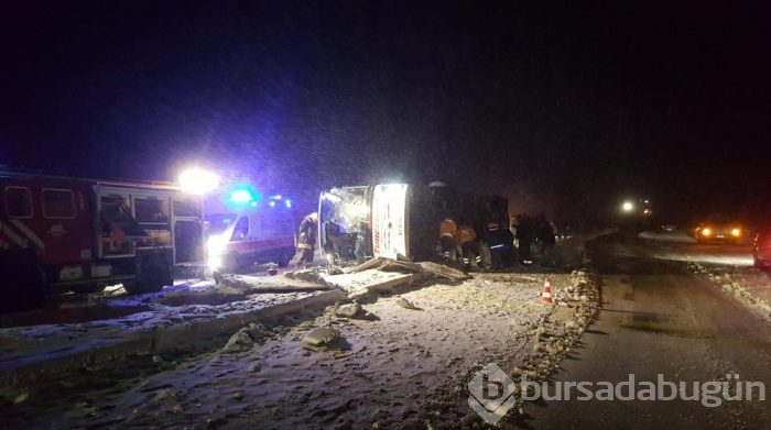 Otobüs devrildi 3 ölü 35 yaralı
