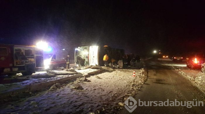 Otobüs devrildi 3 ölü 35 yaralı
