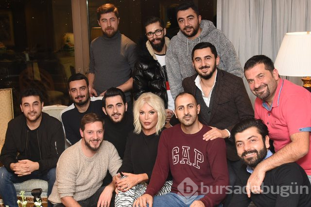 Ajda Pekkan gazetecileri kral dairesinde ağırladı!
