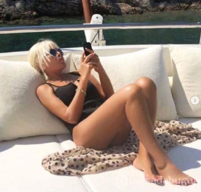 Ajda Pekkan gazetecileri kral dairesinde ağırladı!
