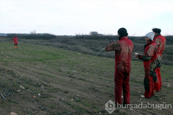 Tarlasını sürerken buldu... Esrarengiz tünel
