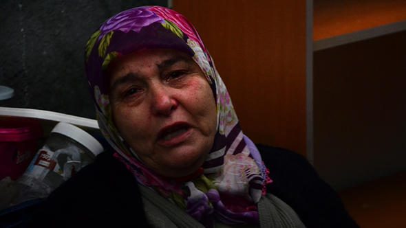 Yaşlı kadın evinden çıkarıldı
