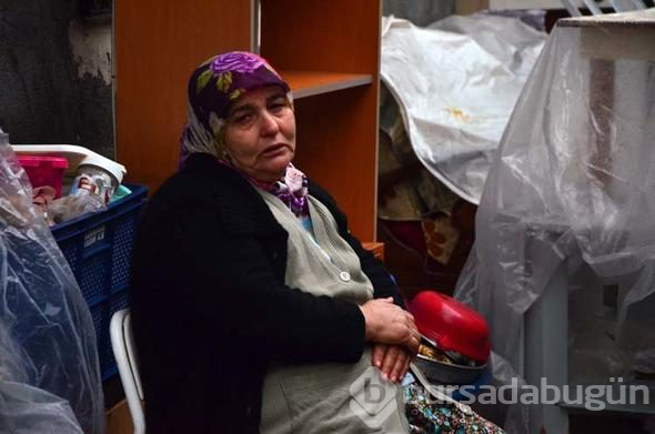 Yaşlı kadın evinden çıkarıldı
