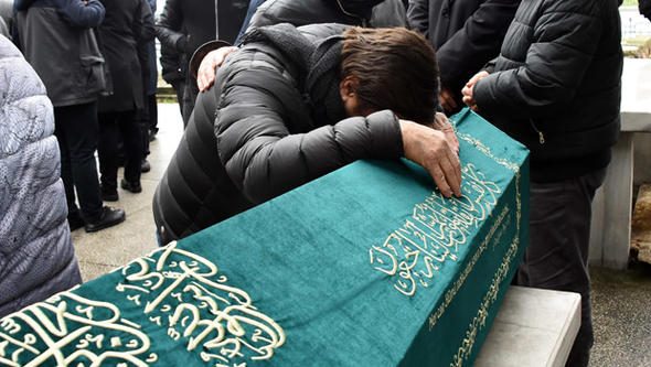 En acı veda! Ünlü sanatçının gözyaşları sel oldu
