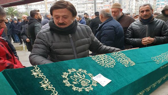 En acı veda! Ünlü sanatçının gözyaşları sel oldu
