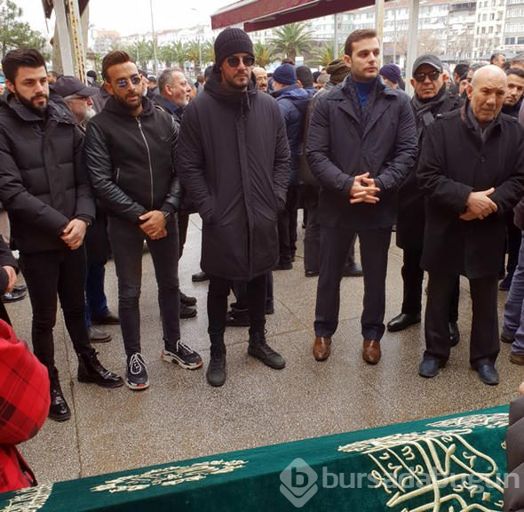En acı veda! Ünlü sanatçının gözyaşları sel oldu
