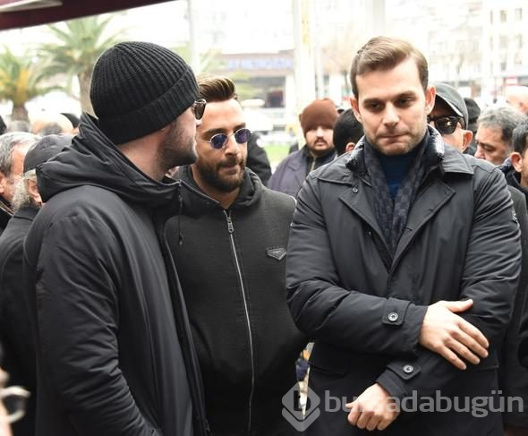 En acı veda! Ünlü sanatçının gözyaşları sel oldu
