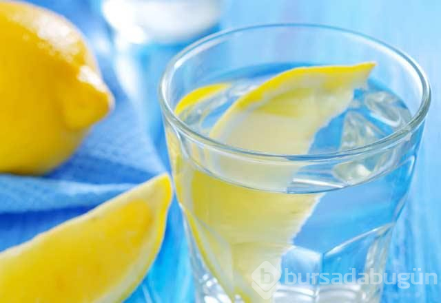 Limonlu su içtiğimizde vücudumuzda neler oluyor?
