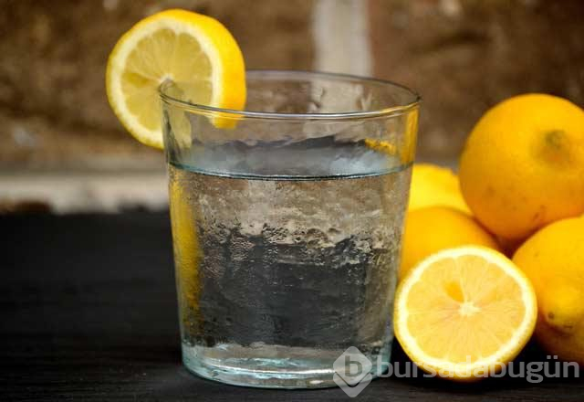 Limonlu su içtiğimizde vücudumuzda neler oluyor?
