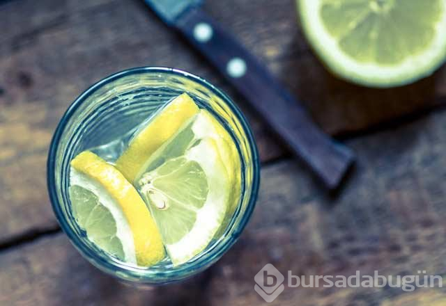 Limonlu su içtiğimizde vücudumuzda neler oluyor?

