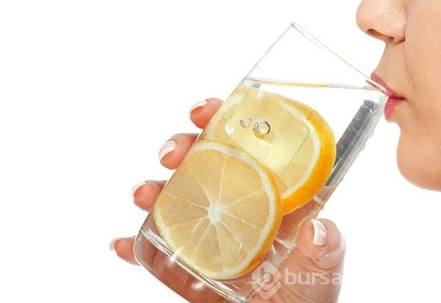 Limonlu su içtiğimizde vücudumuzda neler oluyor?
