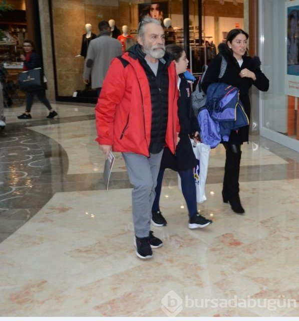 Haluk Bilginer ile Aşkın Nur Yengi çifti kızlarıyla Kıbrıs yolcusu
