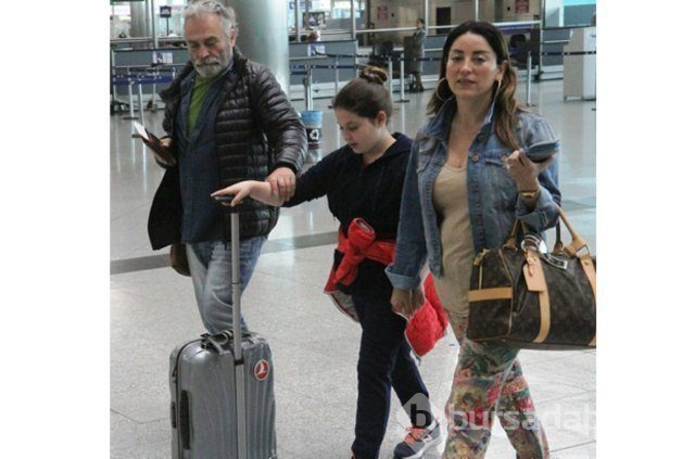 Haluk Bilginer ile Aşkın Nur Yengi çifti kızlarıyla Kıbrıs yolcusu
