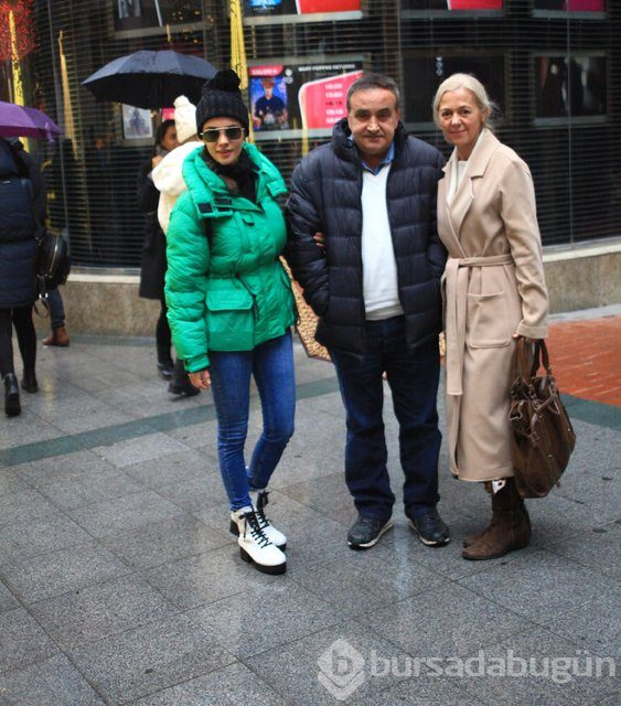 Hande Soral dikişleri çıkar çıkmaz ailesiyle buluştu
