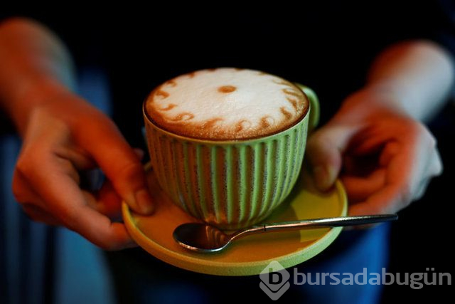 Kahve içerken su kaybına uğramamak için mutlaka su tüketin!
