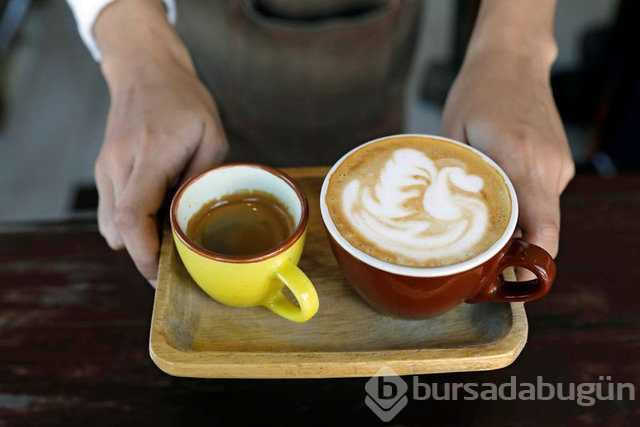Kahve içerken su kaybına uğramamak için mutlaka su tüketin!
