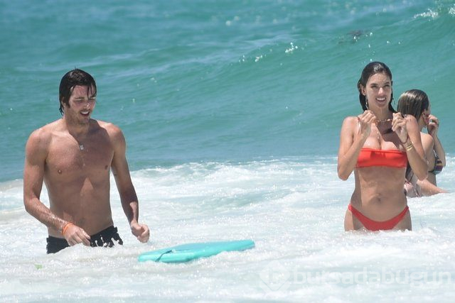 Alessandra Ambrosio Florianopolis tatiline devam ediyor

