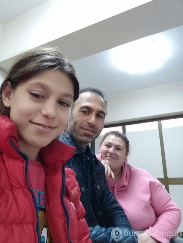 Poşeti bıçakla açmak istedi, bıçak gözüne battı
