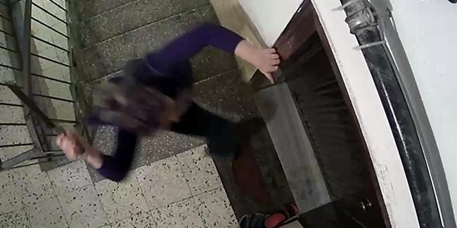 Komşusuna kızan kadın kapısına satır ve bıçakla saldırdı
