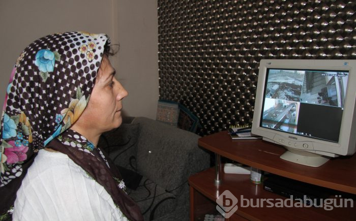 Komşusuna kızan kadın kapısına satır ve bıçakla saldırdı
