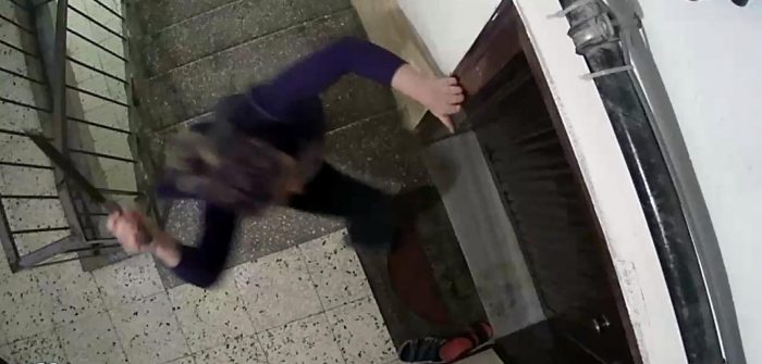 Komşusuna kızan kadın kapısına satır ve bıçakla saldırdı
