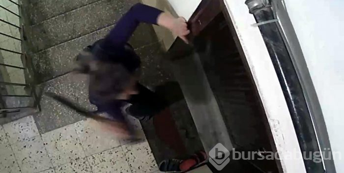 Komşusuna kızan kadın kapısına satır ve bıçakla saldırdı
