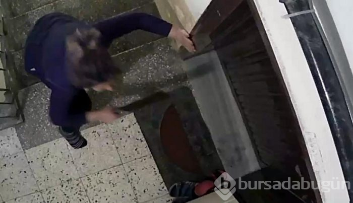 Komşusuna kızan kadın kapısına satır ve bıçakla saldırdı
