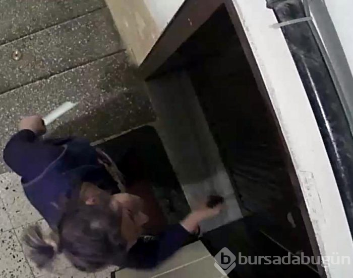 Komşusuna kızan kadın kapısına satır ve bıçakla saldırdı
