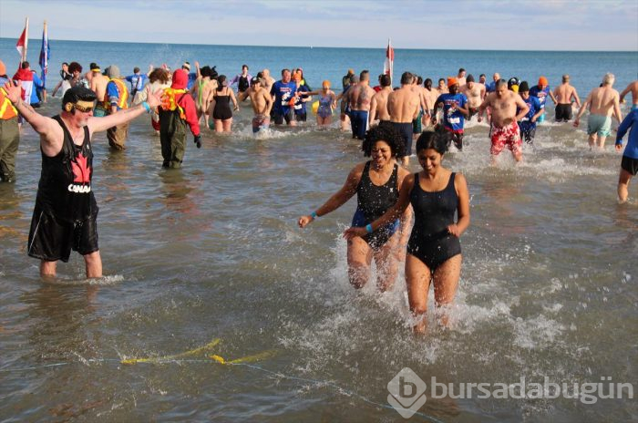 Bağış toplamak için buz gibi suya girdiler
