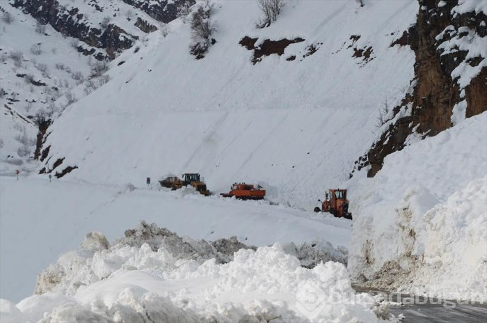 Ekipler hastalanan bebeği çığı aşıp kurtardı

