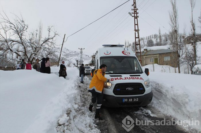 Ekipler hastalanan bebeği çığı aşıp kurtardı
