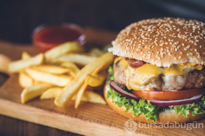 Dünyaca ünlü fast food zincirinde kola ve patates skandalı
