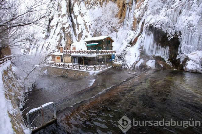 Günpınar Şelalesi dondu, görenler hayran kaldı
