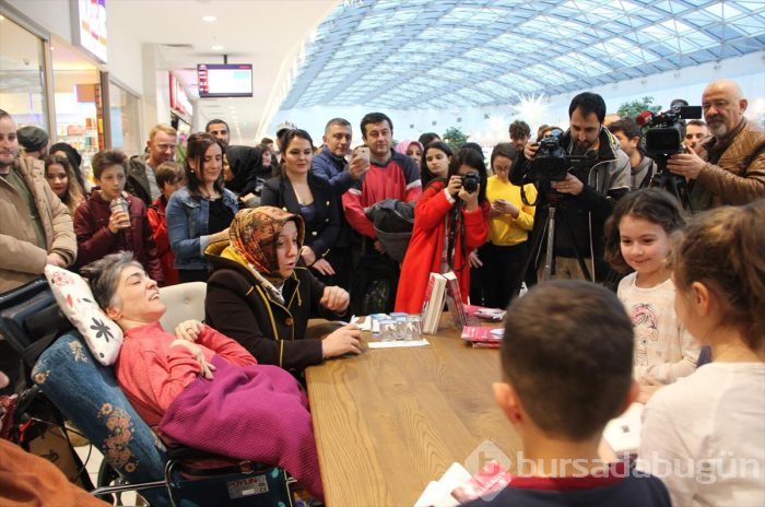 Hayaliydi gerçek oldu... Tek parmağıyla yazdığı kitabını imzaladı
