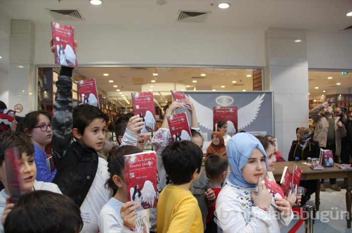 Hayaliydi gerçek oldu... Tek parmağıyla yazdığı kitabını imzaladı
