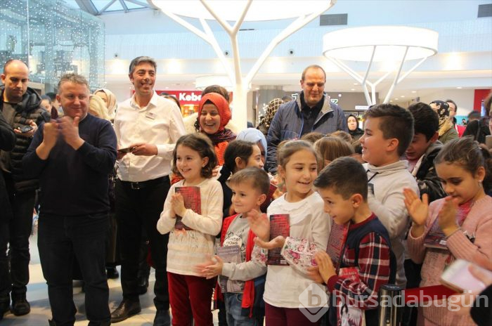 Hayaliydi gerçek oldu... Tek parmağıyla yazdığı kitabını imzaladı
