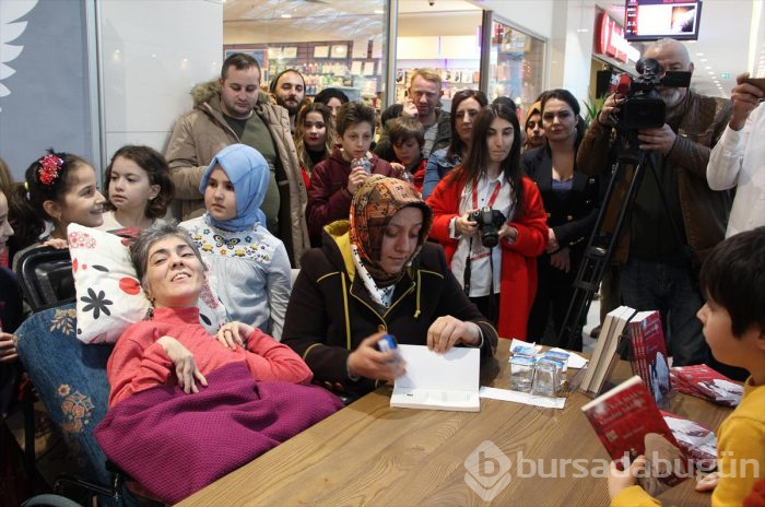 Hayaliydi gerçek oldu... Tek parmağıyla yazdığı kitabını imzaladı
