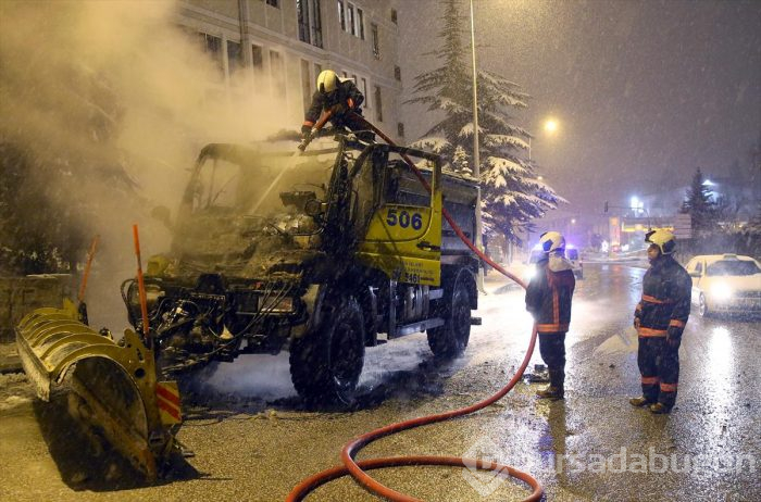 Başkentte seyir halindeki kar küreme aracı yandı
