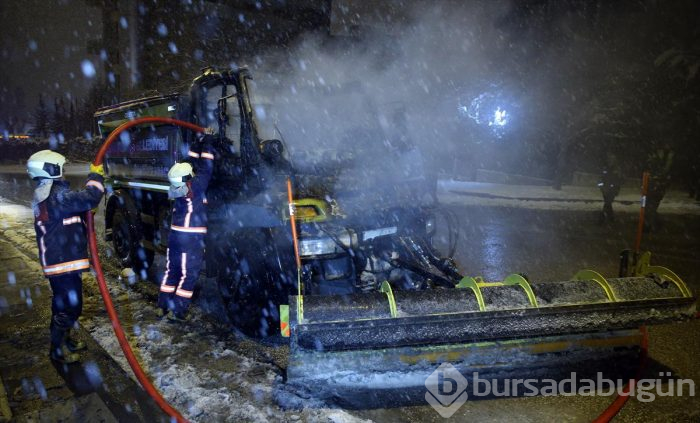 Başkentte seyir halindeki kar küreme aracı yandı
