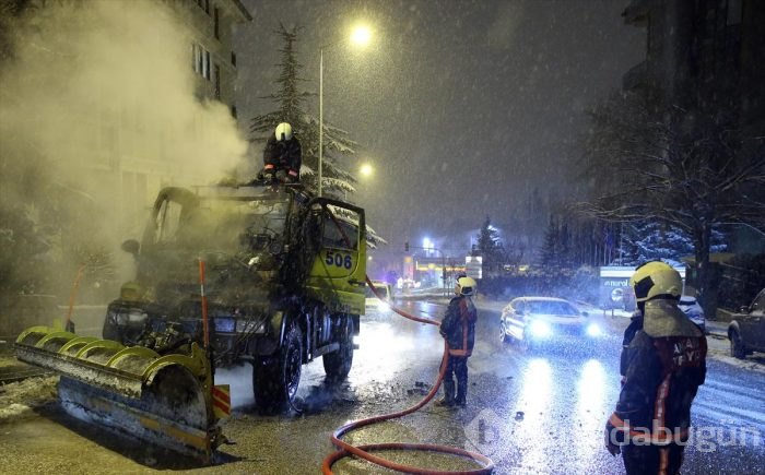 Başkentte seyir halindeki kar küreme aracı yandı
