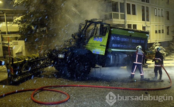 Başkentte seyir halindeki kar küreme aracı yandı

