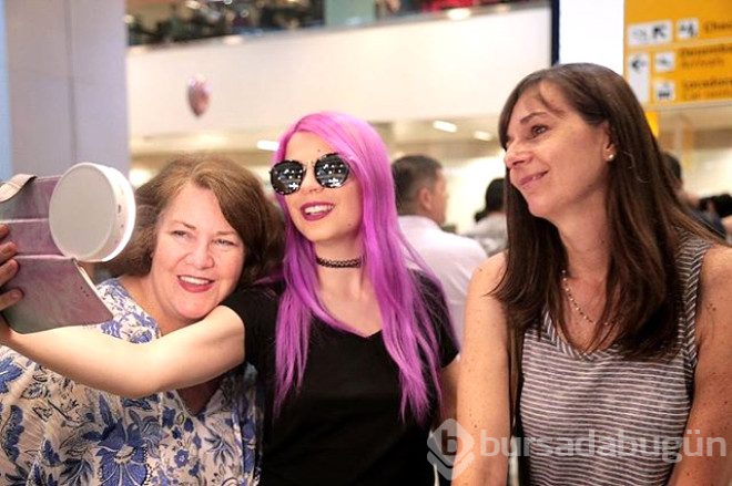  24 yaşındaki youtube yıldızı julia zelg, 61 yaşındaki kız arkadaşına evlenme teklifi etti
