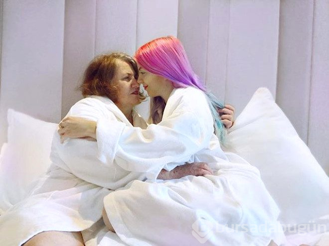  24 yaşındaki youtube yıldızı julia zelg, 61 yaşındaki kız arkadaşına evlenme teklifi etti
