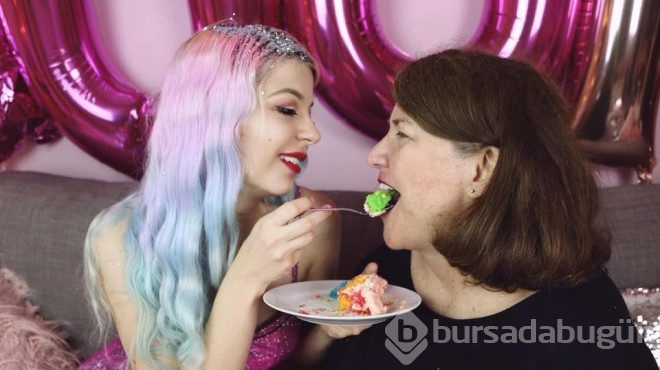  24 yaşındaki youtube yıldızı julia zelg, 61 yaşındaki kız arkadaşına evlenme teklifi etti

