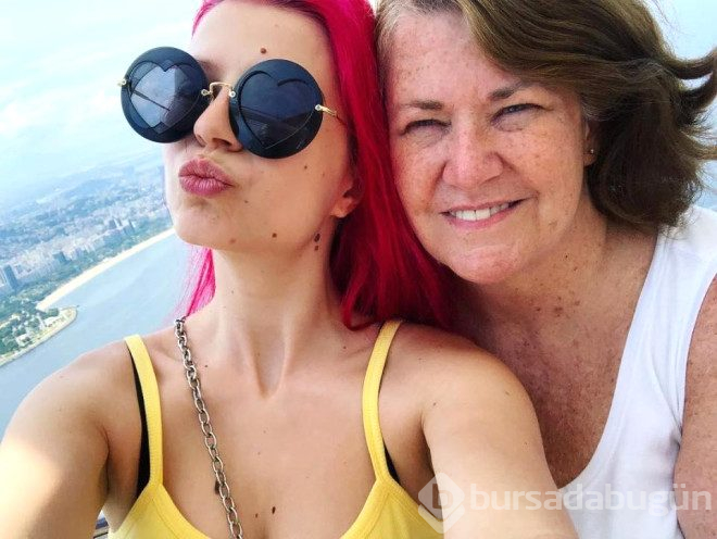  24 yaşındaki youtube yıldızı julia zelg, 61 yaşındaki kız arkadaşına evlenme teklifi etti
